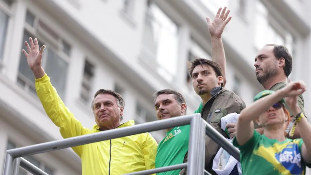 Moraes proíbe visitas dos filhos de Bolsonaro no Dia dos Pais; qual sua opinião?