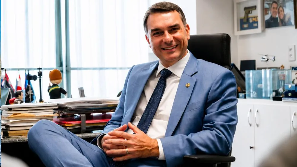Após tarifaço, Flávio Bolsonaro engaja 4 vezes mais que Lula nas redes sociais