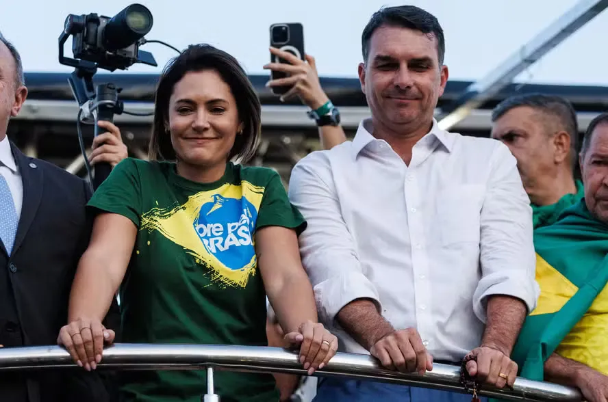 Michelle Bolsonaro evita expor relação com enteados e fala em reaproximação: “Um dia de cada vez”