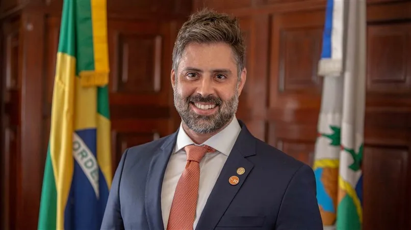 Ex-deputado Alexandre Freitas é arremessado de moto em acidente e motorista envolvido foge