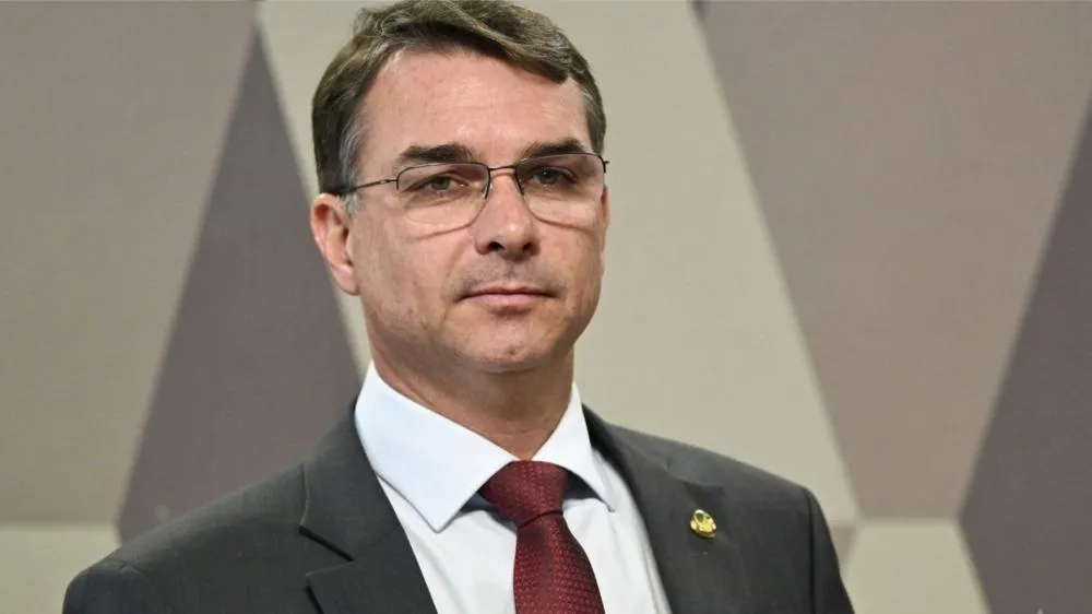 Flávio planeja motociata até o local onde Bolsonaro sofreu a facada em MG