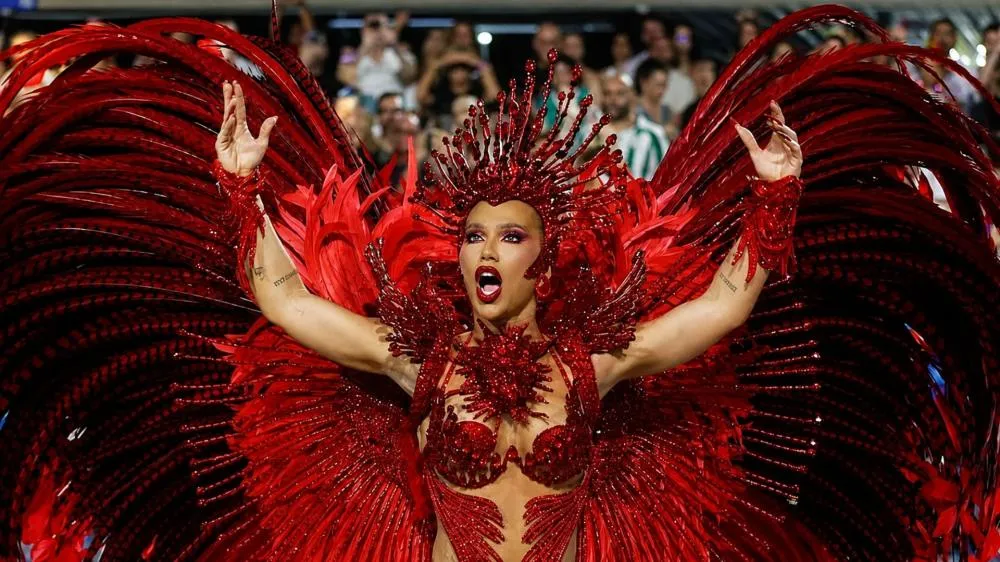 Virgínia deixa posto de rainha de bateria da Grande Rio: “Não foi fácil”