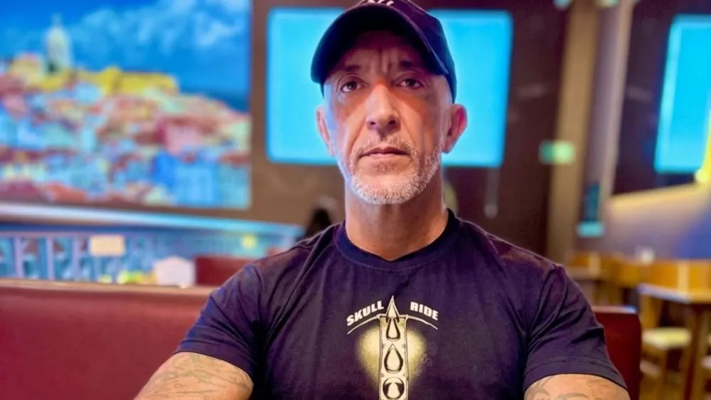 Cristian Cravinhos 'inova' e promete usar calcinha em conteúdo adulto