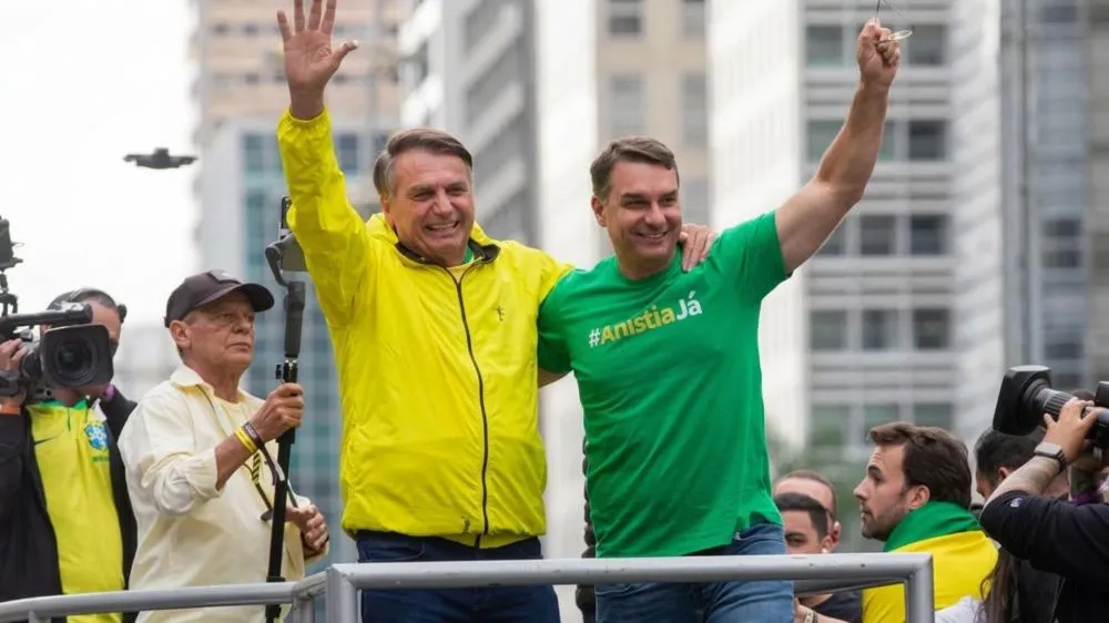 PGR defende manter visitas de Flávio ao Bolsonaro suspensas