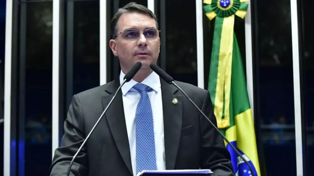 Flávio Bolsonaro registra candidatura à Presidência com R$ 8,1 milhões em bens