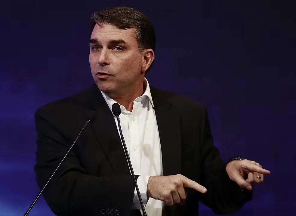 PT ironiza nas redes filiação de Flávio Bolsonaro ao Missão: “Filie-se ao partido certo!”