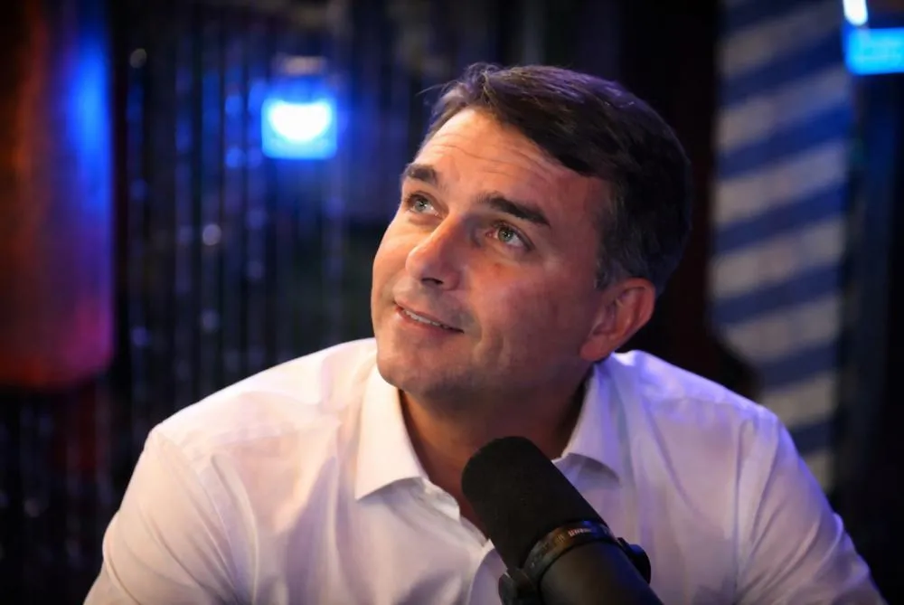 Missão aciona TSE e pede investigação sobre filiação de Flávio Bolsonaro