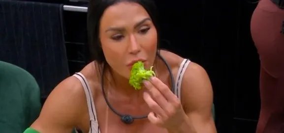 Gracyanne Barbosa foge da dieta no BBB 25 e vomita: “Meu organismo não está acostumado“