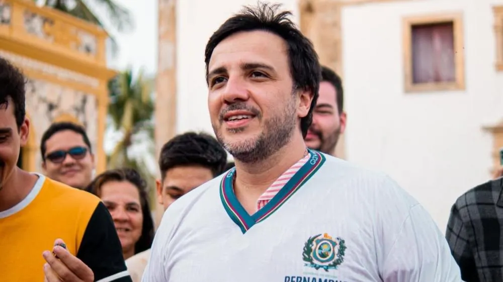 Após caso envolvendo Flávio no Missão, Renan Santos também foi alvo de tentativa de filiação ao PCdoB