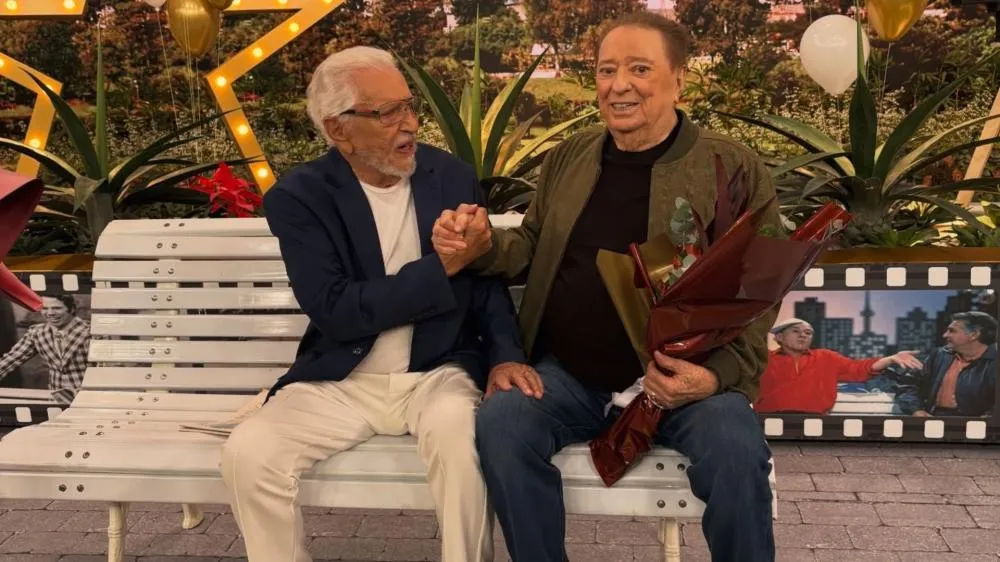 Raul Gil retorna ao SBT e é ovacionado durante gravação especial do 'A Praça é Nossa'