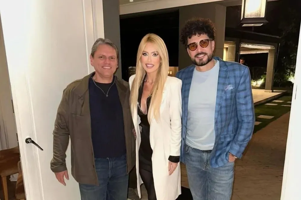 Campanha de Tarcísio avalia retirar jingle após acusações de ex contra Latino