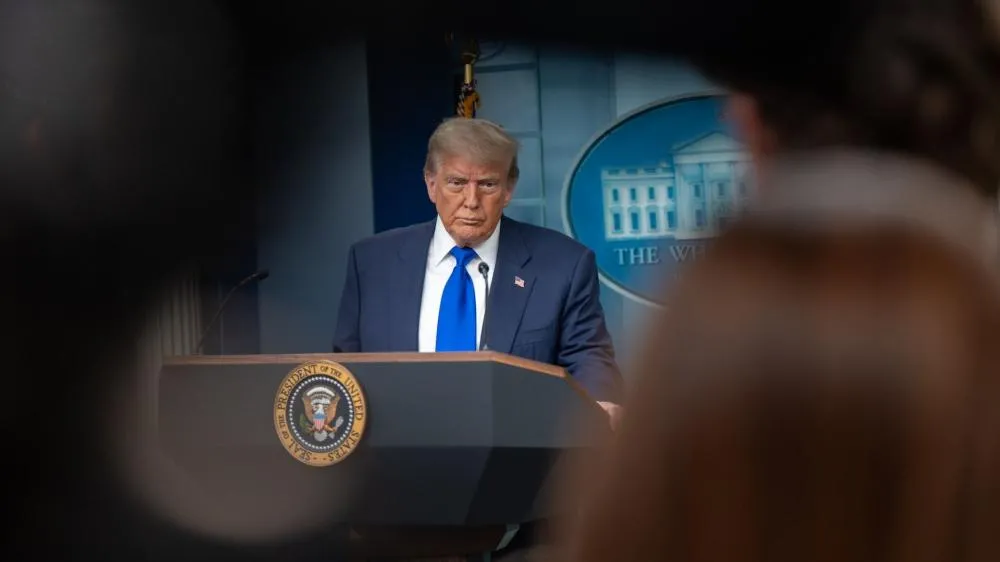 Trump ameaça Omã e eleva tensão sobre o Estreito de Ormuz: “Vamos bombardeá-los e destruí-los”