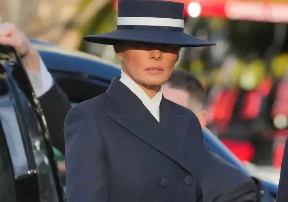 Traje de Melania Trump na posse de Donald Trump viraliza: “De quem é o funeral?”