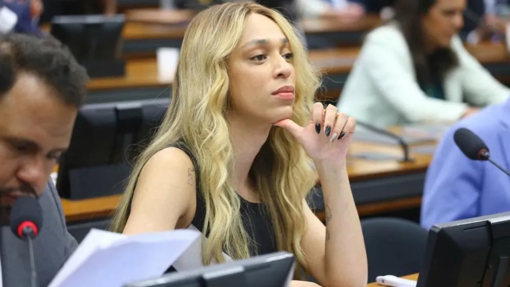 PGR arquiva denúncia contra Erika Hilton e assessores-maquiadores