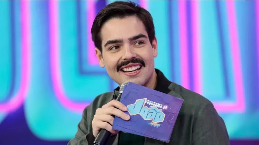 Em comemoração ao 1º ano na casa, João Silva celebra crescimento de audiência no SBT