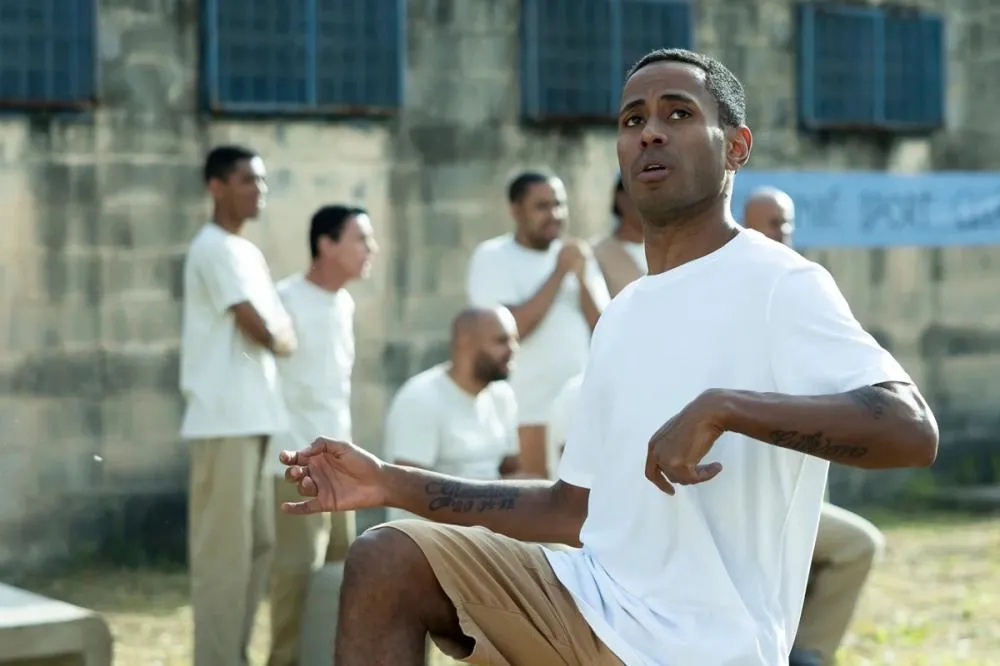 Ícaro Silva aparece caracterizado como Robinho em novas imagens de 'Tremembé 2'