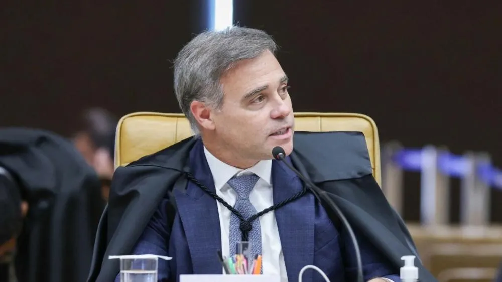 Ministro André Mendonça manda PF investigar vazamento no caso Lulinha