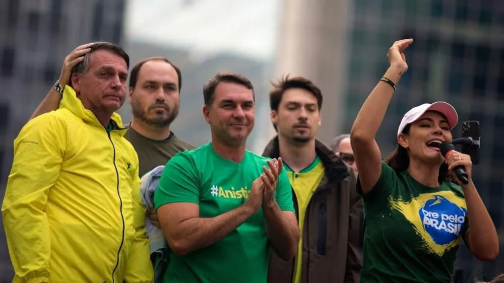 Moraes autoriza a retomada de visitas de Carlos e Jair Renan ao Bolsonaro