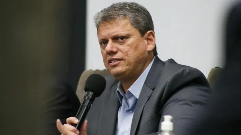 Tarcísio lidera com folga disputa pelo governo de SP; votaria nele?