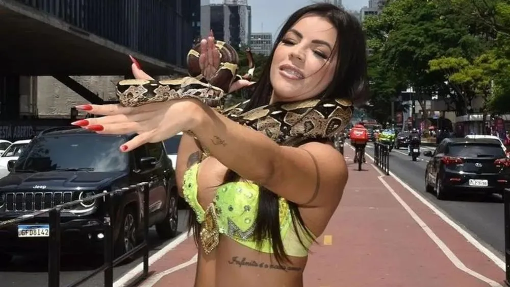 Ex-Miss Bumbum é multada após ensaio com cobra na Avenida Paulista