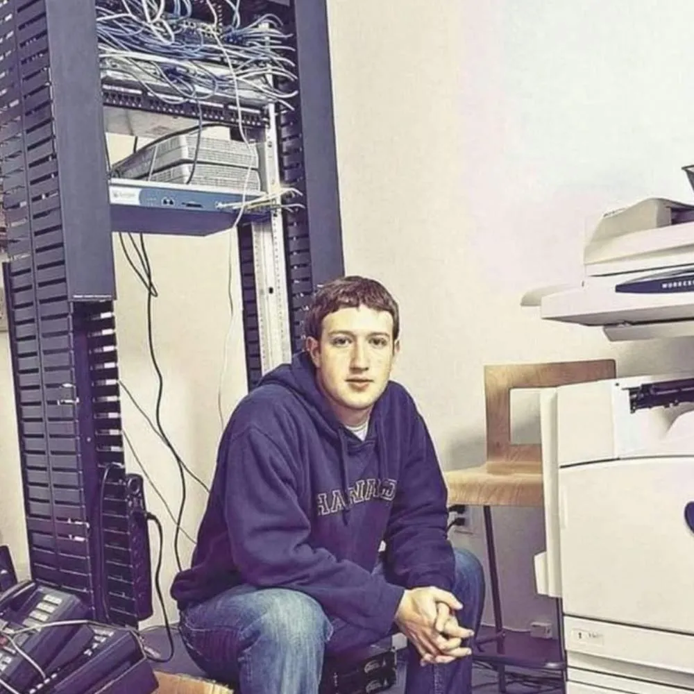Há 18 anos, o estudante Mark Zuckerberg convidava cinco amigos para a criação de um novo projeto. Somente dois apareceram: hoje os três são bilionários