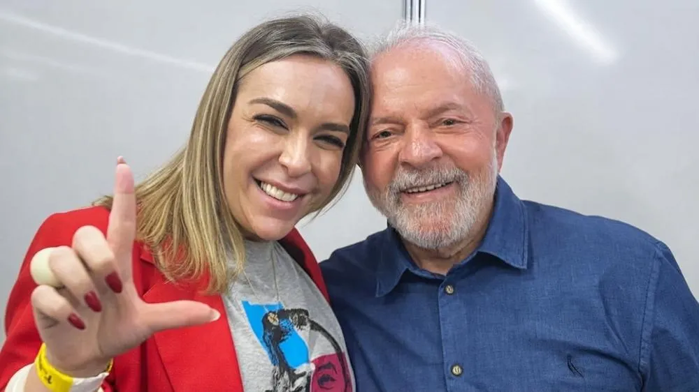 Lula diz que nunca viu lobista, mas tem fotos com ela na web