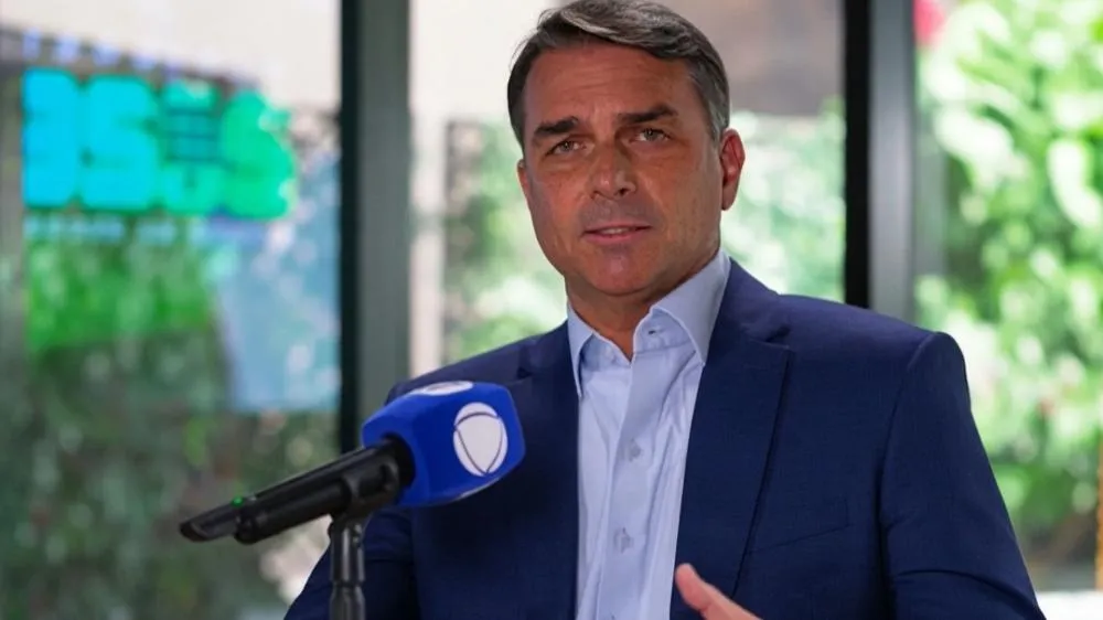 Flávio cita “censura” ao Bolsonaro ao defender Renan Santos de decisão do TSE