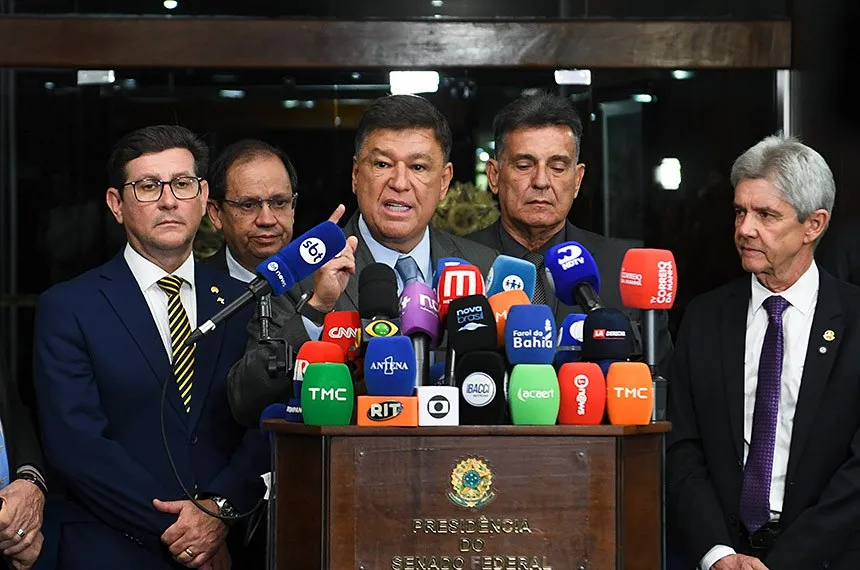 Carlos Viana pede impeachment de Moraes após novas mensagens envolvendo Vorcaro