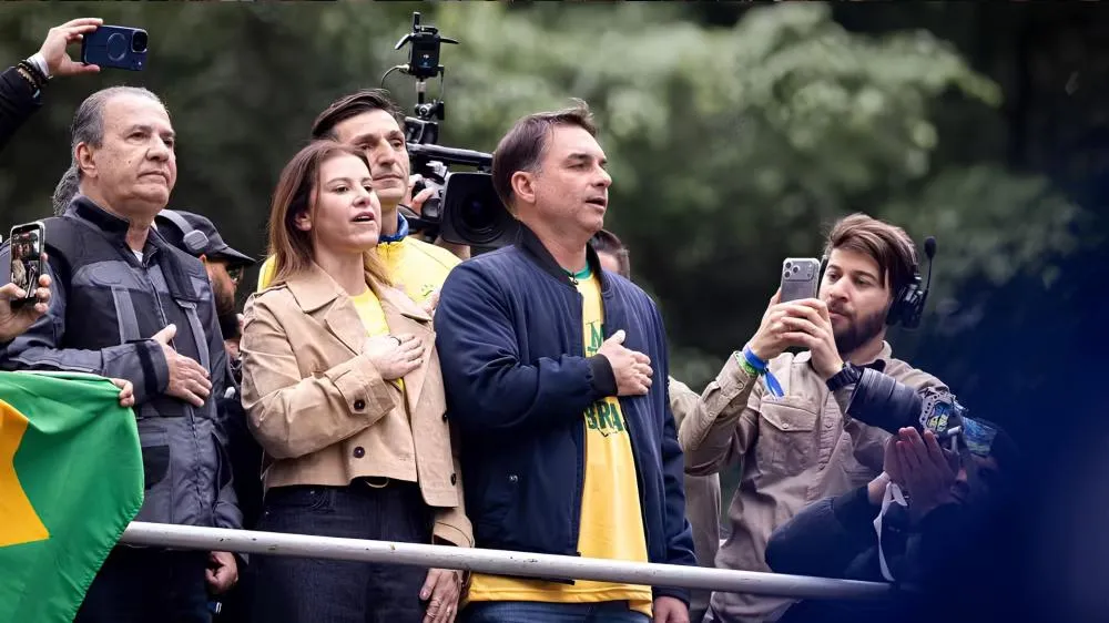 “Aquela laranja podre não pode contaminar todo o STF”, declara Flávio Bolsonaro sobre Moraes em ato