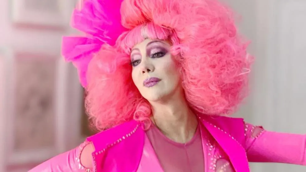 Paulette Pink vai à delegacia, alega ter sido perseguida e denuncia homem por transfobia