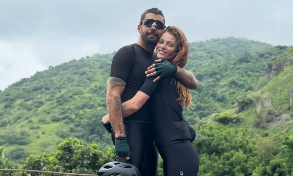 Pedro Scooby elogia Cintia Dicker após ensaio sensual da ex-esposa