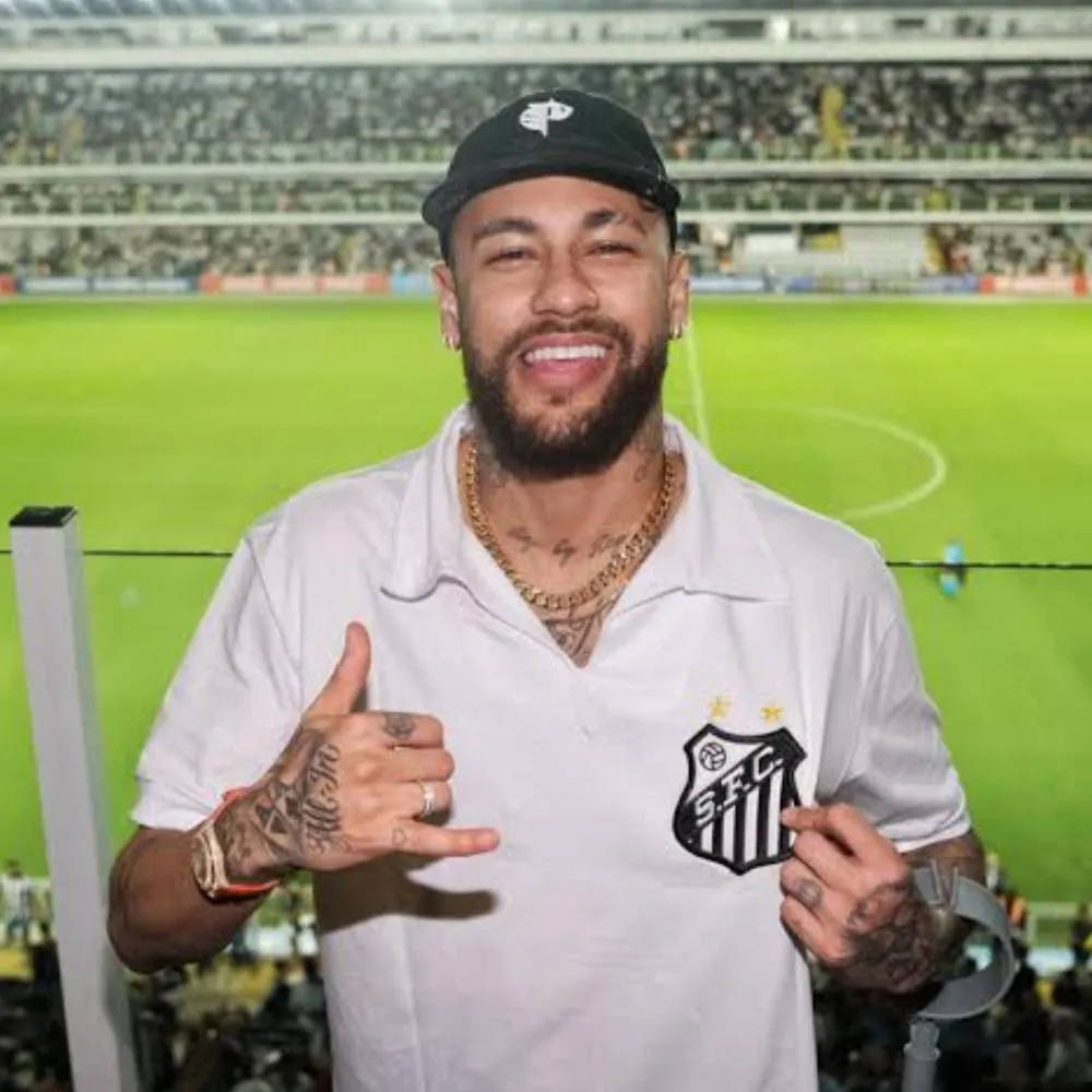 Neymar está oficialmente de volta ao Brasil e poderá ser apresentado no Santos a qualquer momento