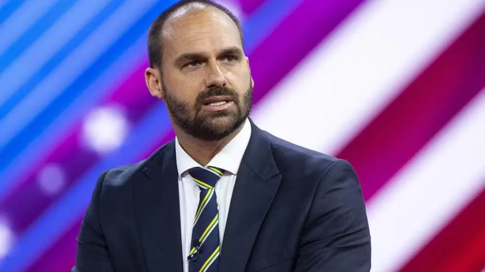 Justiça demite Eduardo Bolsonaro da Polícia Federal por abandono de cargo