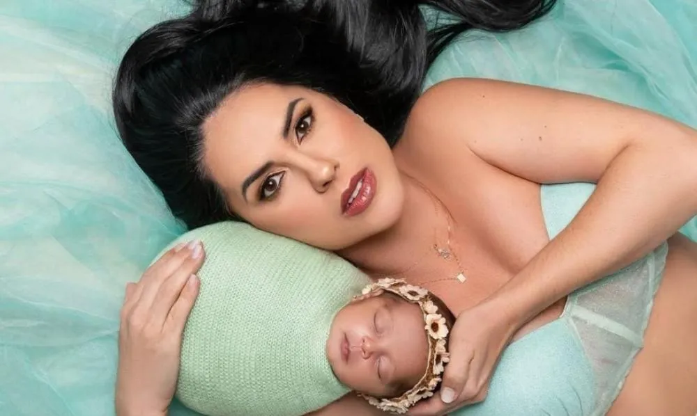 Graciele Lacerda celebra os 30 dias de Clara, filha com Zezé Di Camargo: “sonhada e desejada”