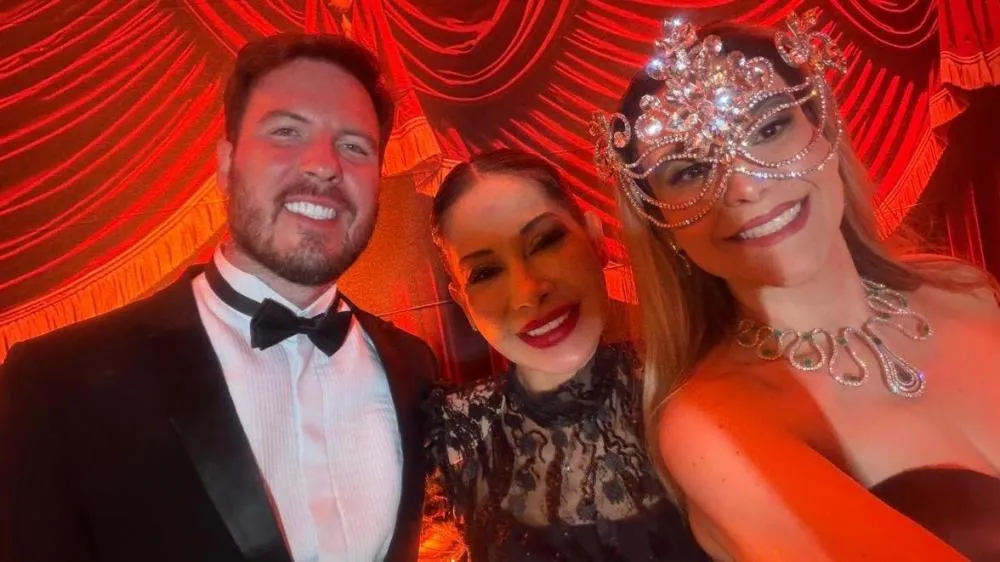 Simone Almeida Martins participa de baile de máscaras de Maíra Cardi e Thiago Nigro
