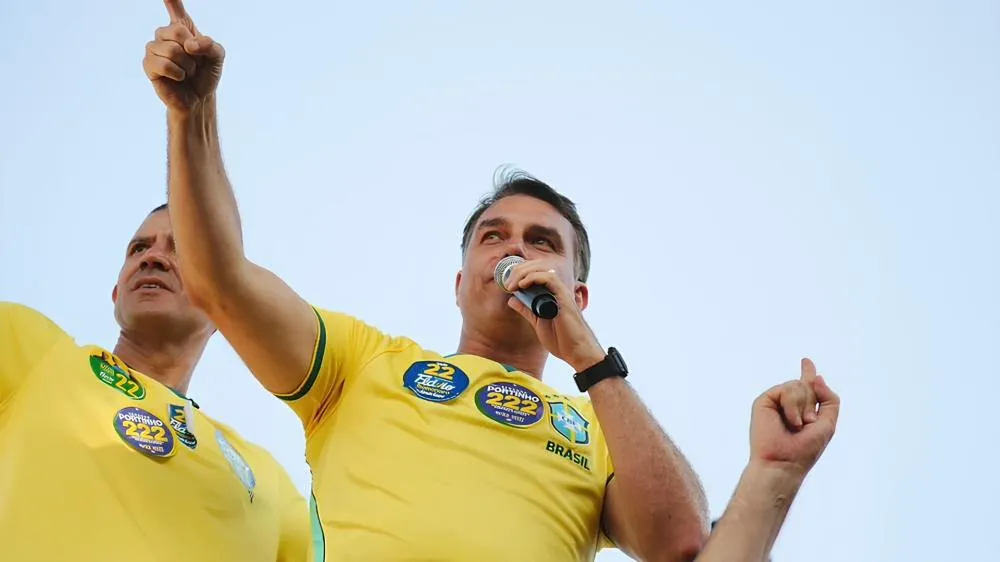 Flávio assume dianteira e registra 49% das intenções de voto no 2º turno; votaria nele?