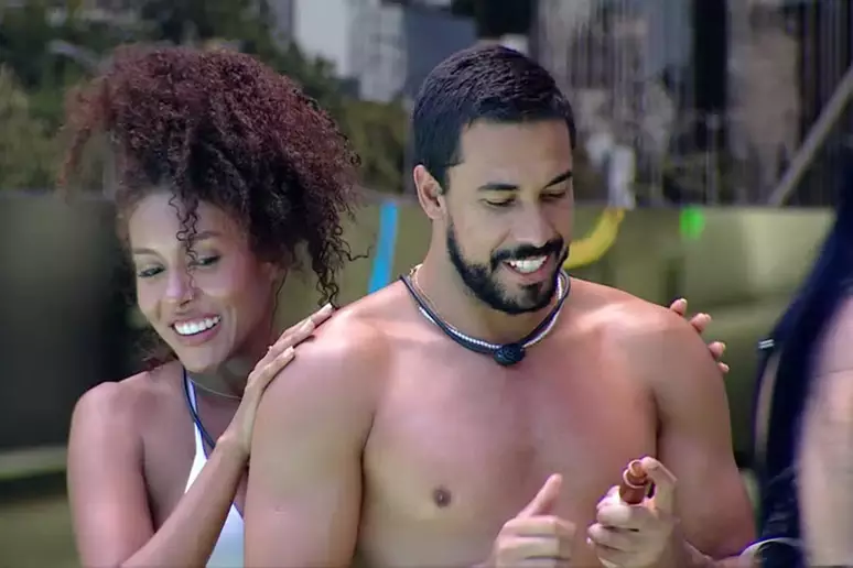 Gracyanne comenta ciúmes da irmã sobre aproximação de Maike e Renata