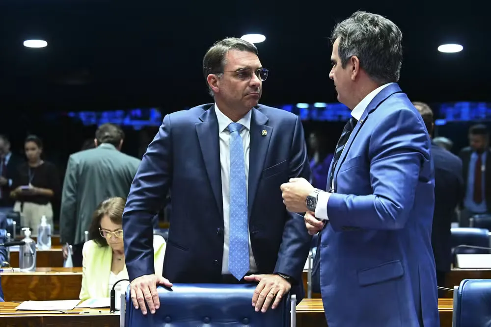 Ciro Nogueira anuncia apoio a Flávio Bolsonaro e revela decisão sobre seu futuro político
