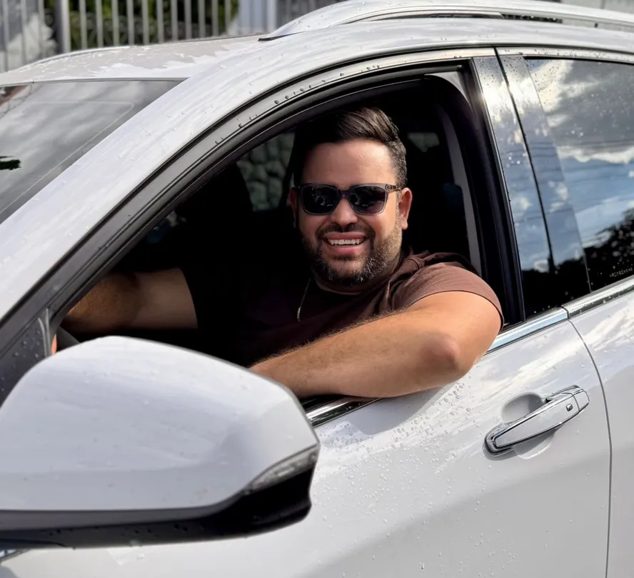 Ex-BBB vive como motorista de aplicativo e rebate piadas: “Em que momento trabalhar virou motivo de diminuir alguém”?