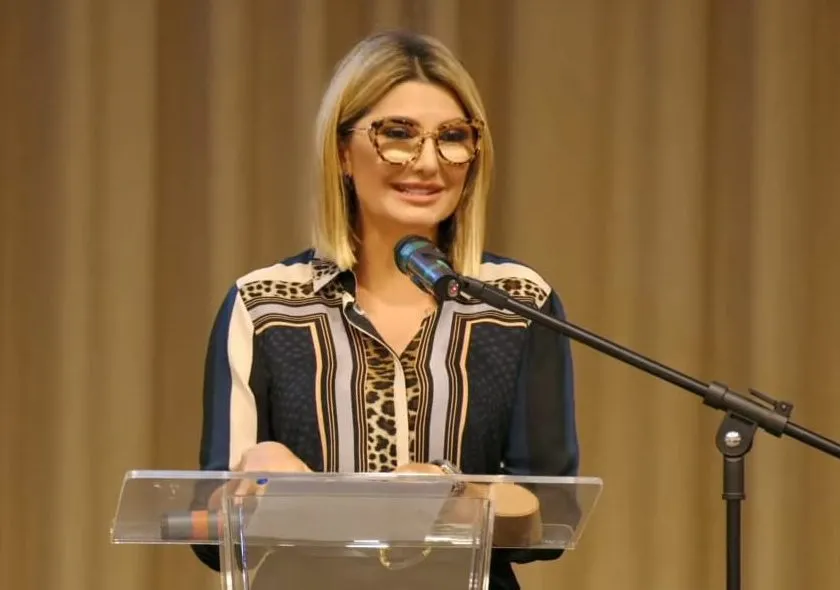 Antonia Fontenelle perde a paciência após ataques ao filho e promete levar influenciadora à Justiça