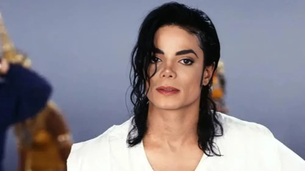 Roupas icônicas de Michael Jackson vão a leilão e podem render valor milionário