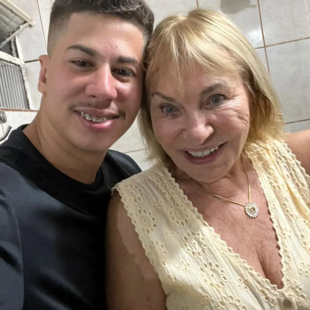 Jovem de 24 anos diz namorar a mãe de Eliana, de 87, e rebate suspeitas: “Amor verdadeiro”