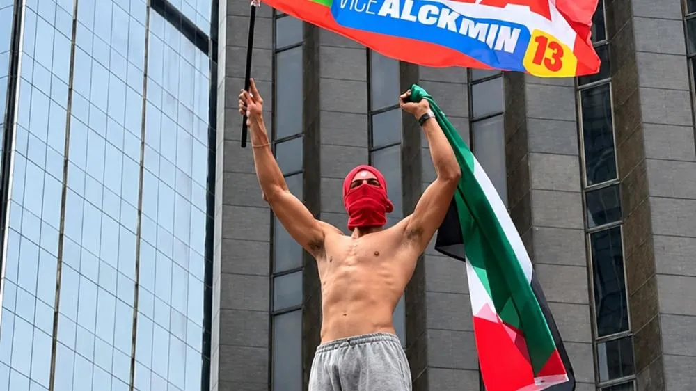 Manifestante rouba a cena em ato pró-Lula e é apelidado de “gostoso da Paulista”