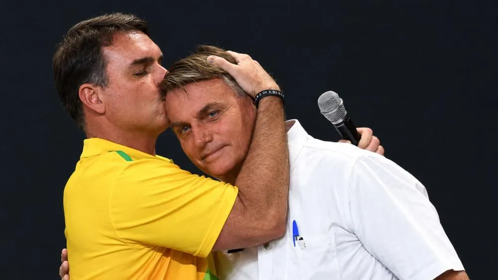 Entenda motivo para Moraes autorizar visitas de Flávio a Jair Bolsonaro após 3 meses de proibição