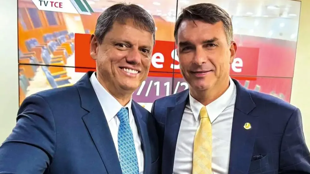 Tarcísio afirma que Flávio Bolsonaro “vai ser maior do que o pai” 
