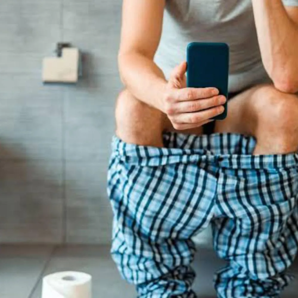 Hábito de usar o celular no banheiro é prejudicial ao bumbum, segundo pesquisas médicas recentes 