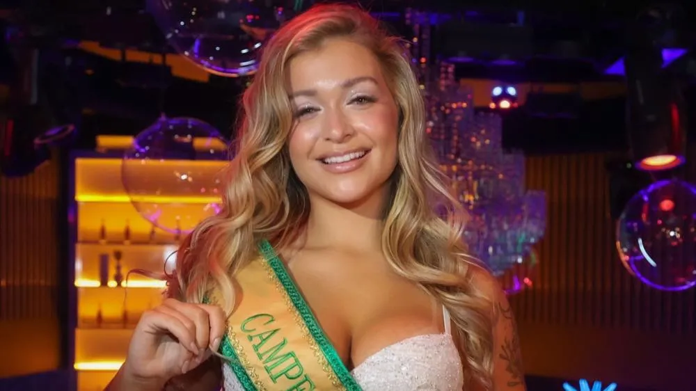 Vencedora do Miss Bumbum 2026 denuncia sabotagem com pó de vidro em sandália