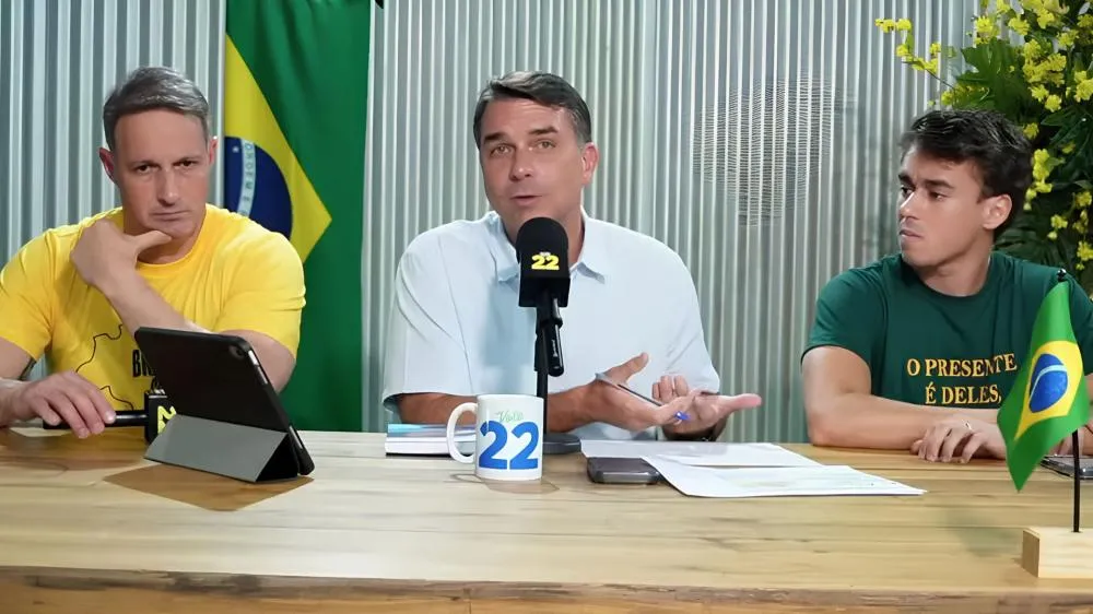 Em live, Flávio Bolsonaro pede votos de quem não votou no 1º turno