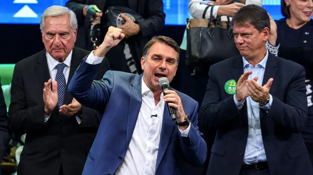 TSE suspende propaganda que liga Flávio Bolsonaro a milícias