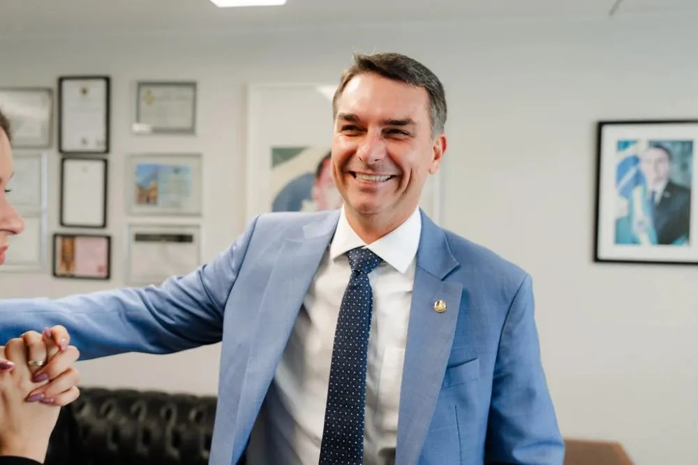 Flávio Bolsonaro prevê cortar ao menos dez ministérios e reduzir despesas em eventual governo
